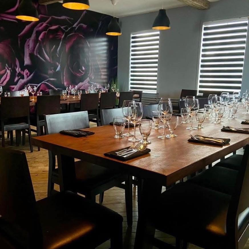 Salle privée — ambiance intime, murale florale